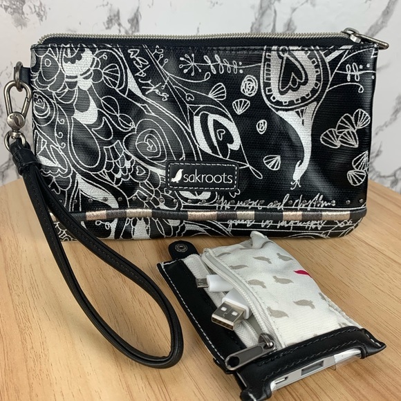 Nwot Rare Sakroots Charging Wristlet